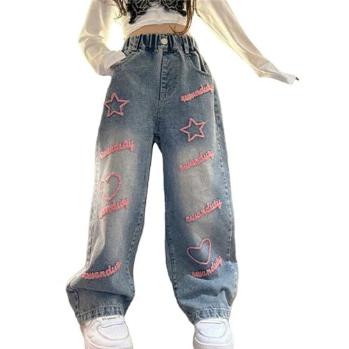 Ein Kind trägt eine weite Baggy-Jeans mit rosa Stickereien und weißen Sneakers.