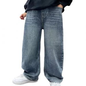 Ein Kind trägt eine weite, hellblaue Baggy-Jeans und weiße Sportschuhe.