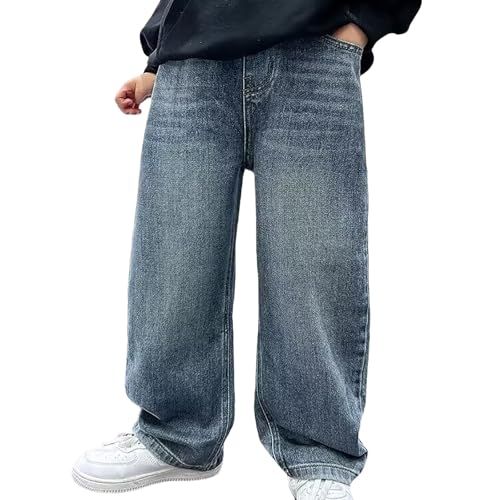 Ein Kind trägt eine weite, hellblaue Baggy-Jeans und weiße Sportschuhe.