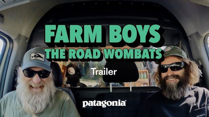 Zwei Männer mit Bärten in einem Fahrzeug für den Trailer 'Farm Boys'.